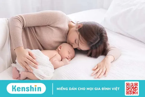 Trẻ 1 tháng tuổi ngủ bao nhiêu là đủ? Trẻ ngủ quá ít hay nhiều có sao không?