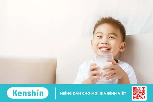 Trẻ 1 tuổi uống bao nhiêu sữa mỗi ngày? Loại sữa nào phù hợp cho bé?