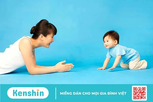 Trẻ 8 tháng tuổi biết làm gì? Sự phát triển thể chất, nhận thức, ngôn ngữ