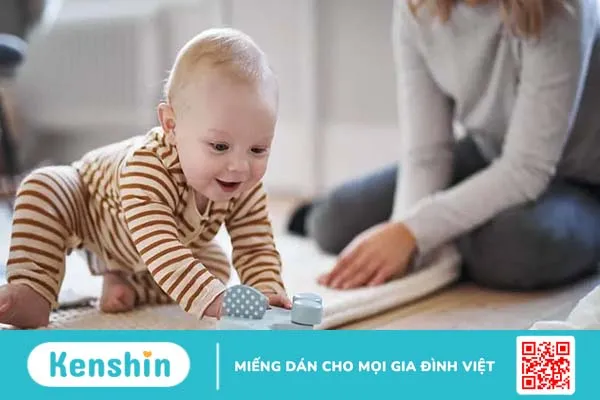 Trẻ 9 tháng tuổi biết làm gì? Sự phát triển thể chất, nhận thức, ngôn ngữ