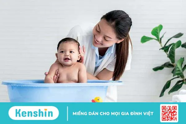 Trẻ bị cảm lạnh có nên tắm không? Cách tắm giải cảm hiệu quả, an toàn