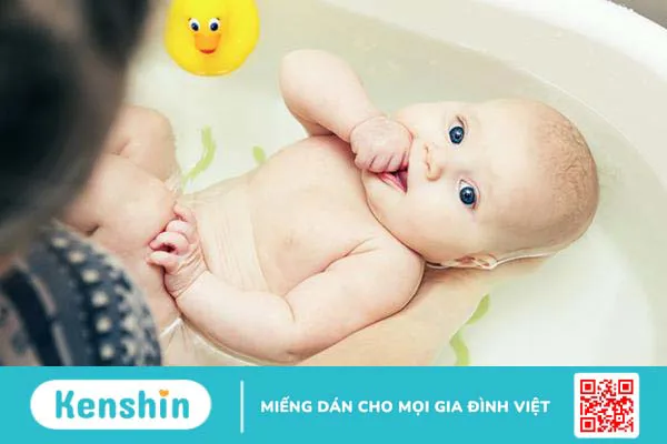 Trẻ bị cảm lạnh có nên tắm không? Cách tắm giải cảm hiệu quả, an toàn