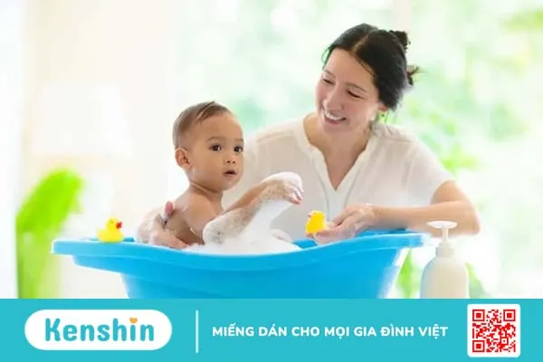 Trẻ bị chân tay miệng có được tắm không? Cách tắm khoa học cho bé