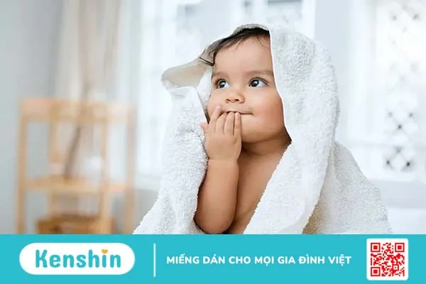 Trẻ bị chân tay miệng có được tắm không? Cách tắm khoa học cho bé