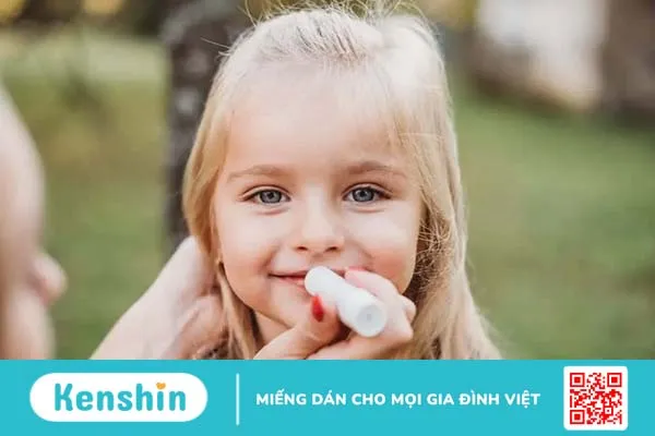 Trẻ bị khô môi thiếu chất gì? Cách trị môi khô nứt nẻ tại nhà cho bé