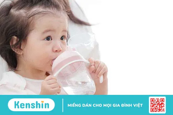 Trẻ bị nôn không sốt không đi ngoài: Bố mẹ cần làm gì?