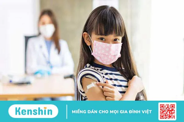 Trẻ bị ốm, đang uống kháng sinh có tiêm phòng được không?