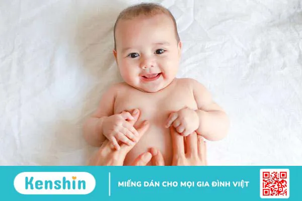 Trẻ đi tiêm về quấy khóc phải làm sao? Khi nào cần đưa bé đi bệnh viện?