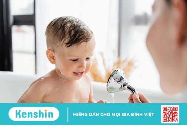 Trẻ em tắm nhiều có tốt không? Tìm hiểu thời gian tắm cho trẻ theo độ tuổi