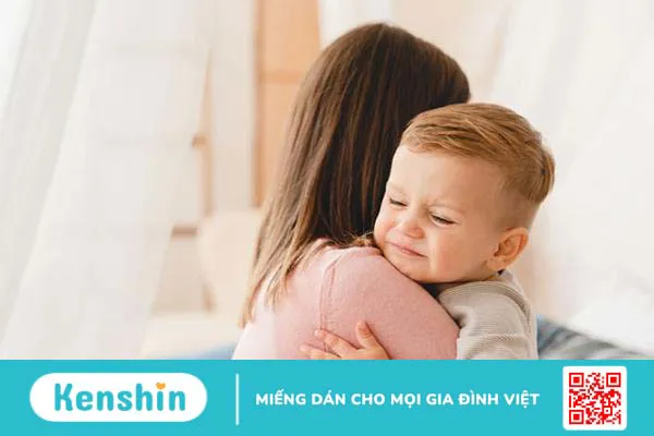 Trẻ mấy tháng biết lạ? Vì sao trẻ sợ người lạ và bạn nên làm gì?