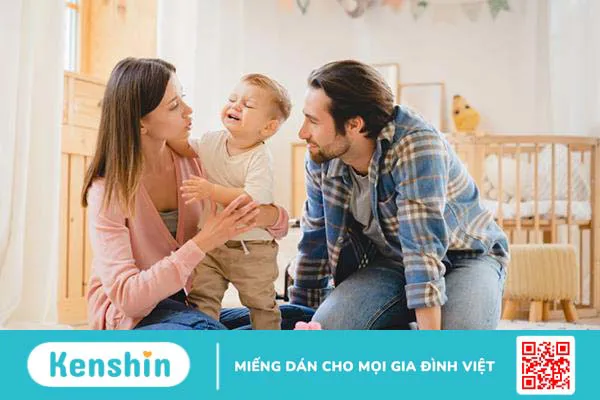 Trẻ mấy tháng biết lạ? Vì sao trẻ sợ người lạ và bạn nên làm gì?