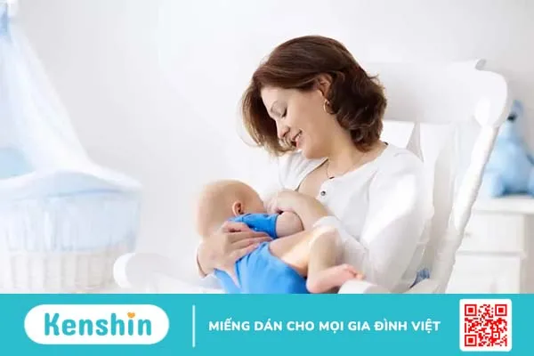 Trẻ nhỏ, trẻ sơ sinh mấy tháng được uống nước? Uống nước sớm có sao không?