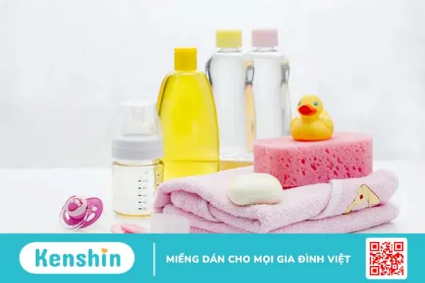 Trẻ sơ sinh bị khô da nổi mẩn đỏ: Mẹ phải làm sao?