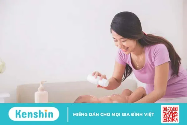 Trẻ sơ sinh bị khô da nổi mẩn đỏ: Mẹ phải làm sao?