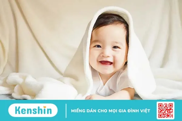 Trẻ sơ sinh bị khô môi, làm sao để hết?