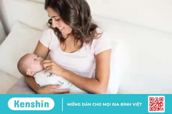 Trẻ sơ sinh bị khô môi, làm sao để hết?