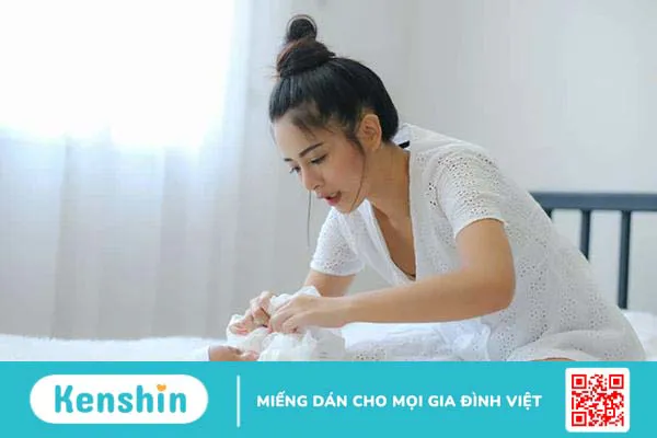 Trẻ sơ sinh đi ngoài có hạt vàng có đáng lo? Nguyên nhân và cách xử lý