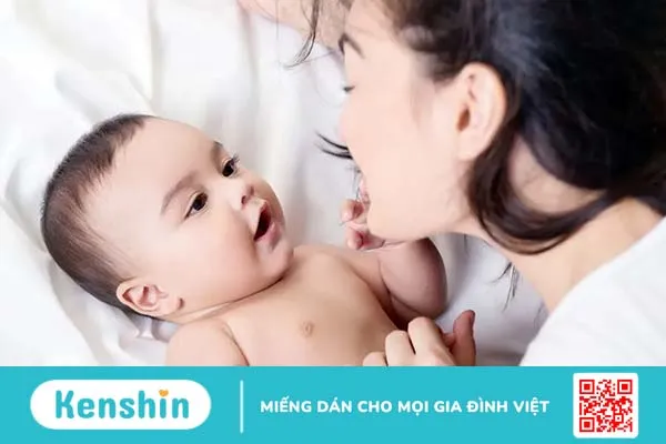 Trẻ sơ sinh đổ mồ hôi đầu có bình thường không?