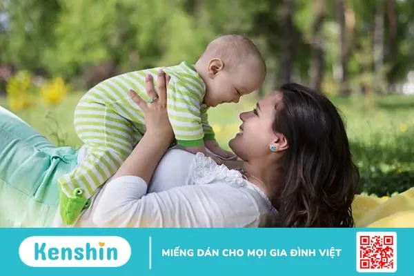 Trẻ sơ sinh mấy tháng cho ra ngoài trời? 8 lưu ý dành cần nhớ