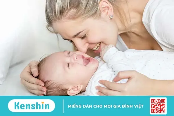 Trẻ sơ sinh méo đầu có bất thường? Nguyên nhân, cách làm tròn đầu bé