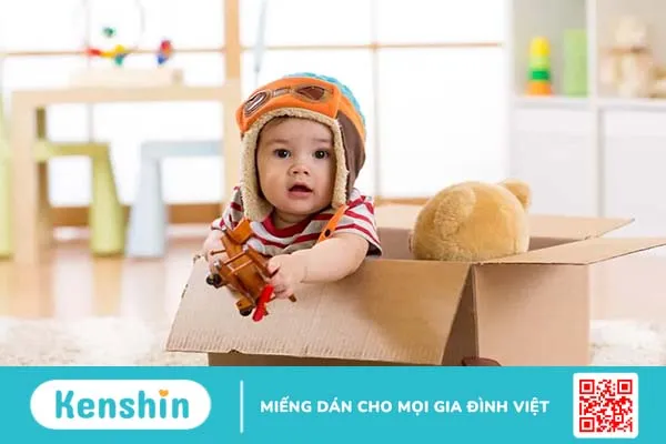 Trẻ sơ sinh méo đầu có bất thường? Nguyên nhân, cách làm tròn đầu bé