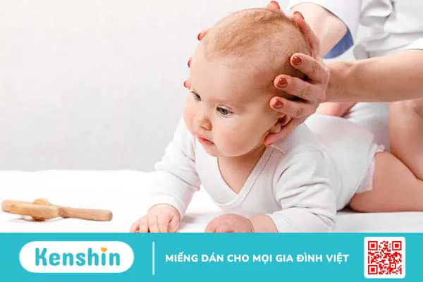 Trẻ sơ sinh nằm sấp trên người mẹ ngủ có sao không? Cách nằm an toàn