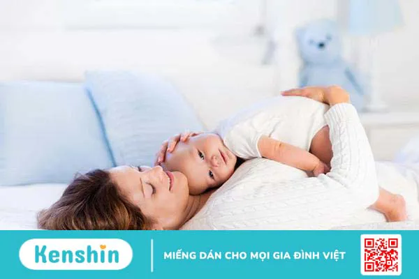 Trẻ sơ sinh nằm sấp trên người mẹ ngủ có sao không? Cách nằm an toàn