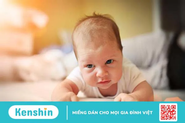 Trẻ sơ sinh ngóc đầu sớm có sao không? Điều gì đang xảy ra với bé?