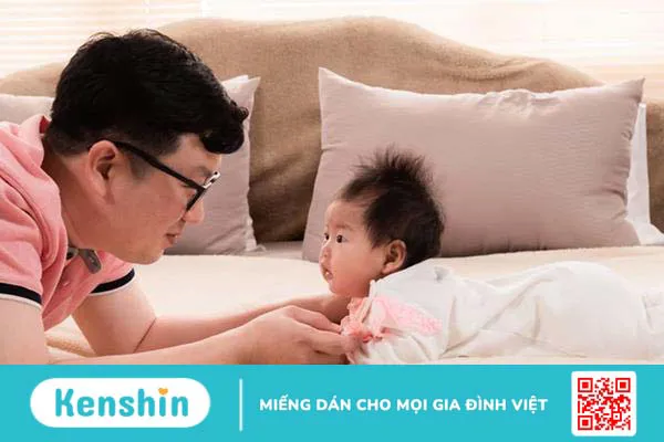 Trẻ sơ sinh ngóc đầu sớm có sao không? Điều gì đang xảy ra với bé?