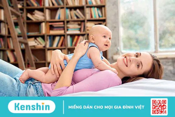 Trẻ sơ sinh ngóc đầu sớm có sao không? Điều gì đang xảy ra với bé?