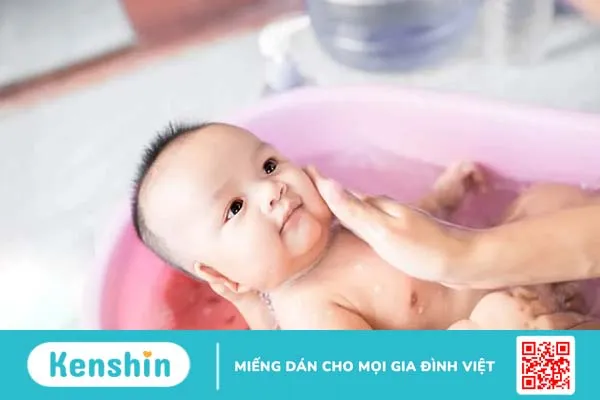 Trẻ sơ sinh nổi mụn đầu trắng là do đâu? Có nguy hiểm không?