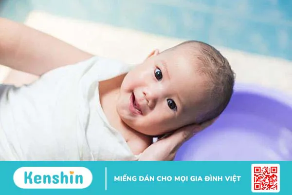 Trẻ sơ sinh tắm vào giờ nào là tốt nhất? Buổi sáng hay chiều?