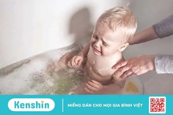 Trẻ sợ tắm mẹ phải làm sao? 11 tuyệt chiêu “dỗ” bé đi tắm dễ dàng