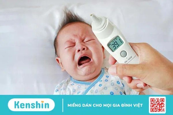 Trẻ sốt mọc răng 39 độ có nguy hiểm không? Nguyên nhân và cách xử lý