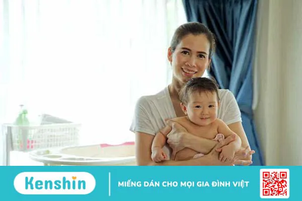 Trẻ sốt mọc răng có nên tắm không? Cách tắm an toàn cho bé