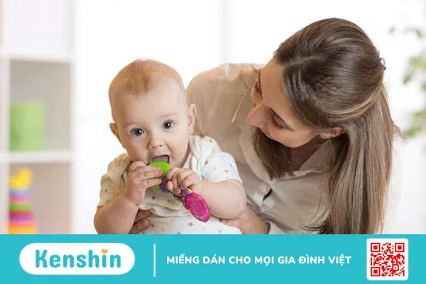 Trẻ sốt mọc răng có nên tắm không? Cách tắm an toàn cho bé