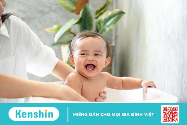 Trẻ sốt phát ban có được tắm không? Cách tắm khoa học để bé mau khỏi