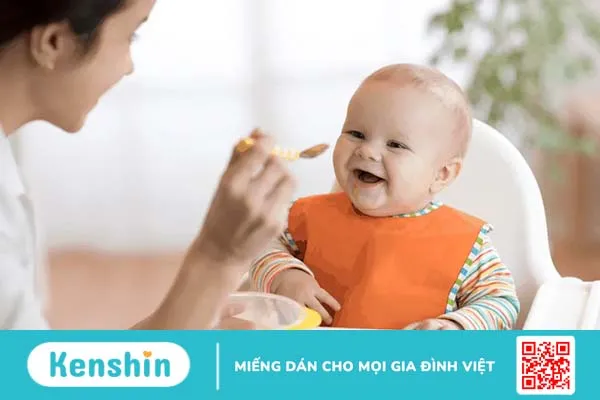 Trẻ vừa ăn vừa xem tivi, điện thoại có hại gì? Mẹo chấm dứt tật xấu này