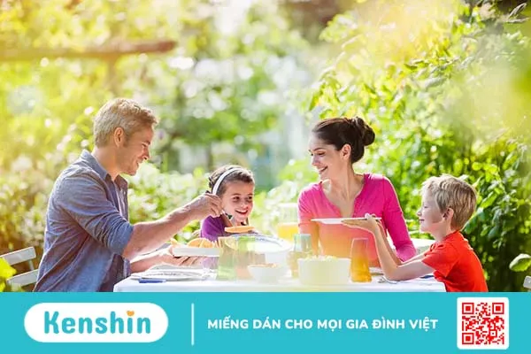 Trẻ vừa ăn vừa xem tivi, điện thoại có hại gì? Mẹo chấm dứt tật xấu này