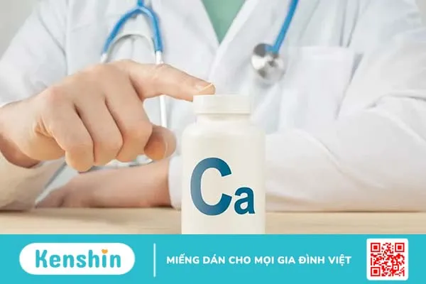 Uống canxi và vitamin C cùng lúc được không? Lưu ý gì khi dùng 2 loại vi chất này?