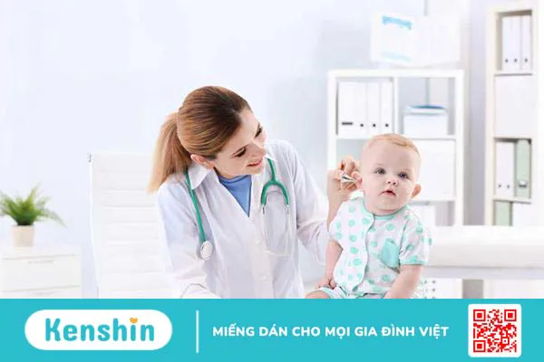 Vành tai bé bị sưng đỏ liệu có nguy hiểm? Tìm hiểu ngay!