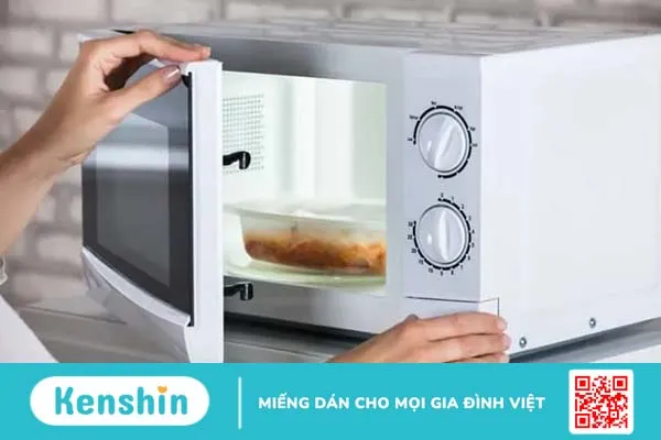 Vì sao bạn không nên đứng gần lò vi sóng đang hoạt động?