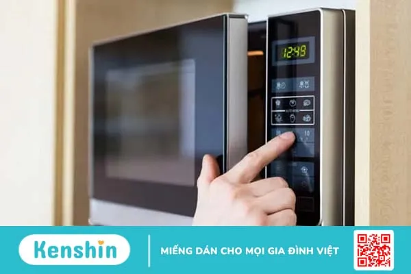 Vì sao bạn không nên đứng gần lò vi sóng đang hoạt động?