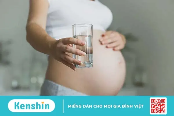 Vì sao mẹ bầu hay khát nước? Bật mí cách đối phó cơn khát hiệu quả