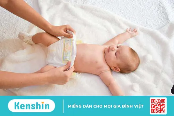 Vì sao nước tiểu trẻ sơ sinh có màu hồng, có nguy hiểm không?