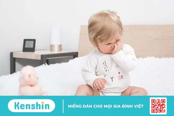 Vì sao trẻ sơ sinh và trẻ nhỏ hay dụi mắt? Làm sao để ngăn ngừa?