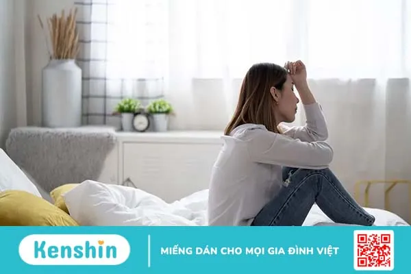 Vùng kín ra dịch màu nâu đen không mùi do đâu? Xử lý thế nào?