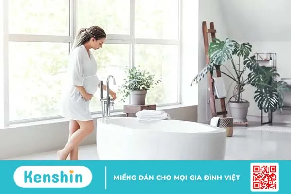 Bà bầu tắm rửa cần lưu ý những gì để bảo vệ sức khỏe thai kỳ?