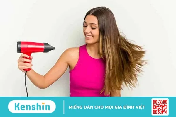 Để tóc ướt đi ngủ có sao không? Tác hại khi để tóc ướt đi ngủ