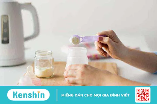 Hỏi đáp Bác sĩ: Trẻ 3,5 tháng đi ngoài phân xanh đen là do đâu, có cần đi khám không?